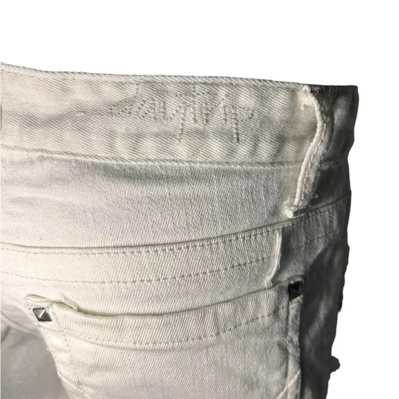 Day trip Capricorn Crochet Front Fray Hem White Denim Shorts W/Stretch EUC - Picture 8 of 14